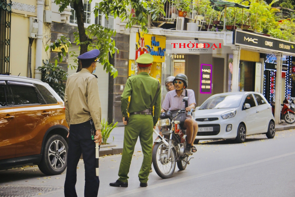 Hà Nội: Người nước ngoài ngỡ ngàng khi không đeo khẩu trang và bị xử phạt