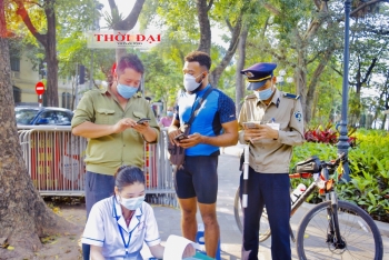 ha noi nguoi nuoc ngoai ngo ngang khi bi xu phat vi khong deo khau trang