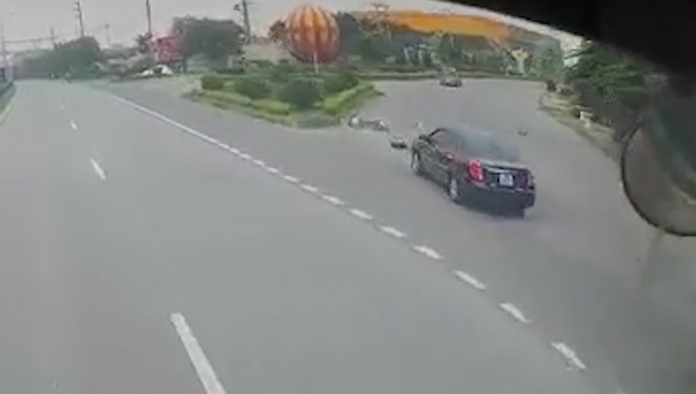 Khoảng khắc ô tô rẽ thiếu quan sát khiến 2 người đi máy gặp nạn