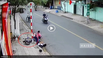 Người đàn ông đi đạp 2 học sinh đi xe đạp ngã văng xuống đường gây bức xúc