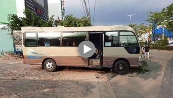 giay phut xe khach vuot den do dam 2 vo chong di xe may thuong vong
