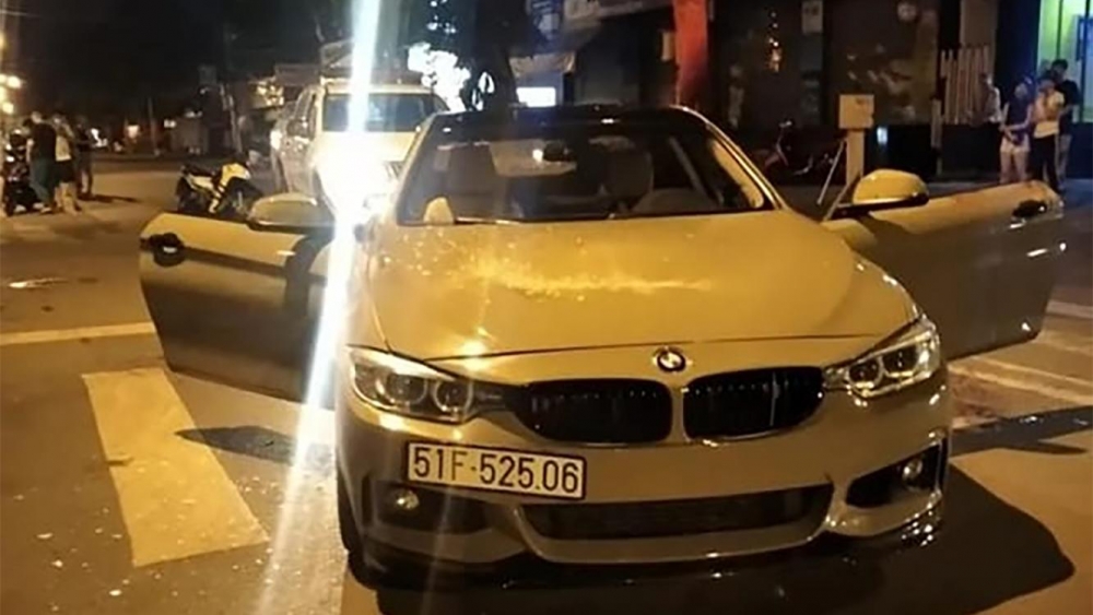 Chạy BMW “nẹt pô”, 2 người đàn ông bị chém không thương tiếc