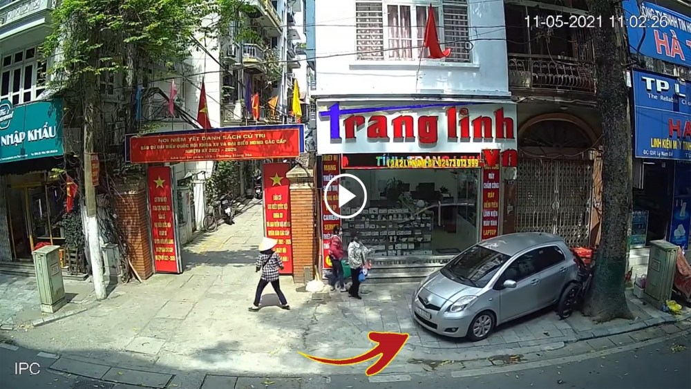 Nhầm chân ga, tài xế "ủi" hàng loạt phương tiện trên vỉa hè