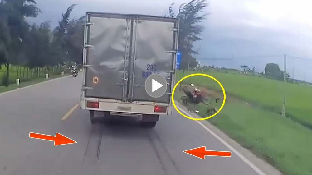 Tránh người đi xe máy tự ngã, 2 xe tải đâm nhau lật nghiêng xuống đường