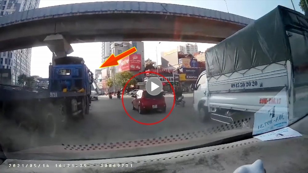 Hà Nội: Khoảng khắc ôtô bị Container đâm xoay ngang đường