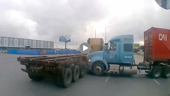 khoang khac 2 xe container bi keo toac dau tai nga tu sau va cham