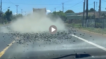 CSGT phát hiện, "buộc" tài xế xe chở đất, đá rơi vãi quay lại dọn dẹp mặt đường