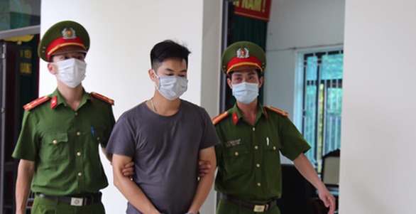 chu nhan clip quan bar sunny dua len mang xa hoi de loi keo nguoi ca do bong da