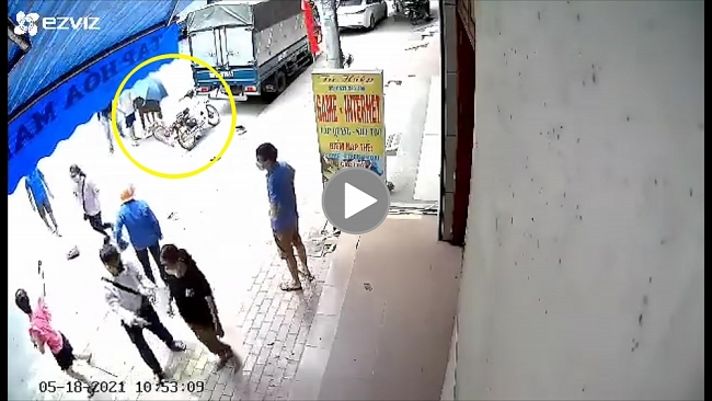 Đâm vào đuôi xe tải, 2 bên giải quyết tình cảm bằng 10 triệu