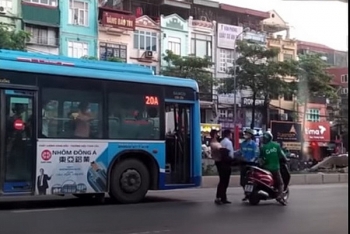 pgd xi nghiep xe buyt 1010 khong phai danh nhau nhung phu xe hanh vi khong dep