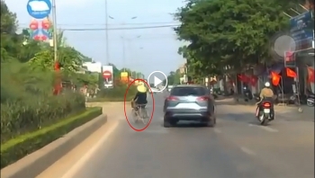 Thót tim cảnh tài xế ô tô đánh lái tránh người phụ nữ đạp xe sang đường