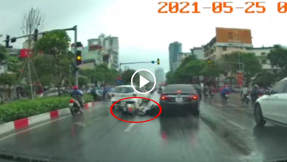 Trời mưa đường trơn, người đi xe máy tự ngã lao vào bánh xe ô tô