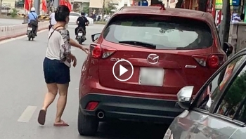Nữ tài xế Madaz CX5 tông móp sườn ô tô khác đang đỗ bên đường rồi bỏ đi