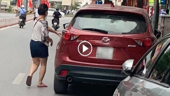 Nữ tài xế Madaz CX5 tông móp sườn ô tô khác đang đỗ bên đường rồi bỏ đi Nữ tài xế Madaz CX5 tông móp sườn ô tô khác đang đỗ bên đường rồi bỏ đi