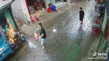 hai tho han xi de lua bung chay khien ca xom hoang loan