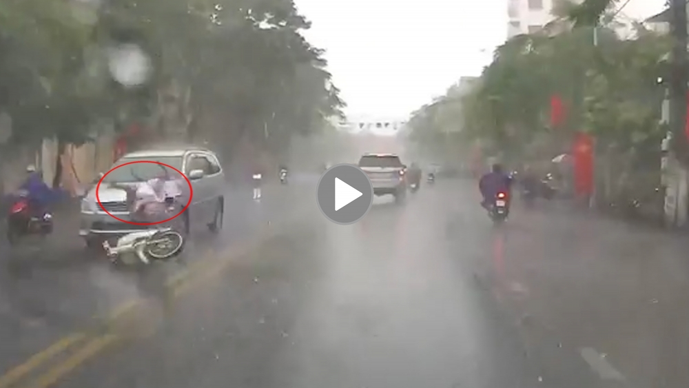Khoảnh khắc ôtô 7 chỗ đâm trúng nữ sinh đi xe máy dưới trời mưa
