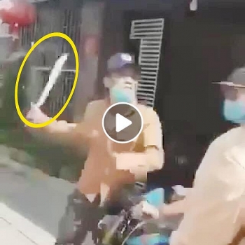 video nam thanh nien dung hung khi tan cong csgt giai cuu xe cho ban