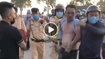 Video: Nam tài xế xe khách Chính Nghĩa chống đối lực lượng chức năng