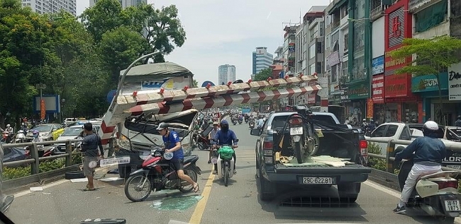 ha noi di nha m du o ng ta i xe xe ta i da m ga y barie ca u vu o t tha i ha