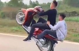 Triệu tập thanh niên quay clip bốc đầu xe máy khoe lên Facebook