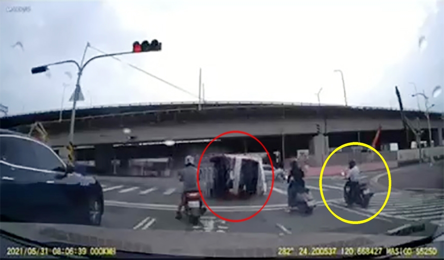 Người đàn ông vứt xe máy bỏ chạy tránh ô tô tải mất lái