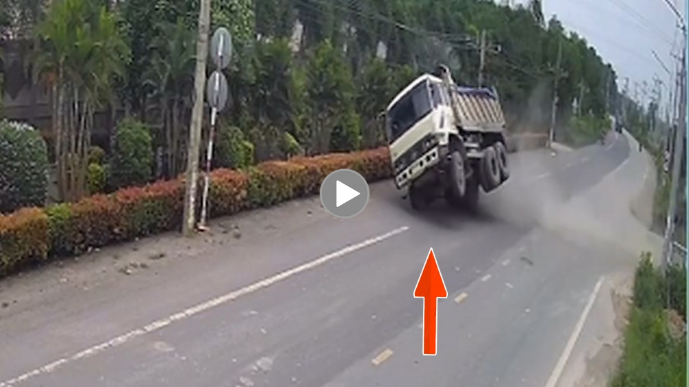 Khoảng khắc tài xế thoát nạn khi xe ben đi tốc độ cao lật nghiêng xuống đường