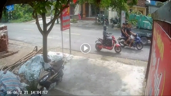 Thanh niên đi xe máy 'cân 3' gây tai nạn kinh hoàng