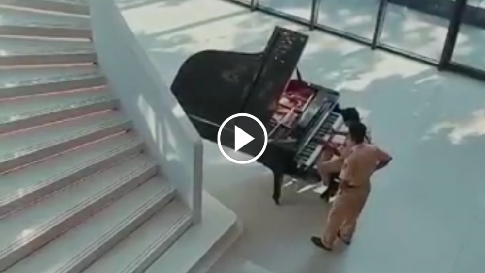 Năng lượng tích cực: Bất ngờ, thích thú trước hình ảnh CSGT chơi Piano