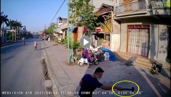 tai xe ep nu ninja len via he cam bua xuong noi chuyen phai trai tren duong