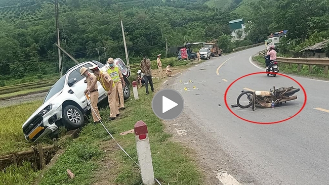 Phóng nhanh vượt ẩu, thanh niên ‘đầu trần’ tông trực diện xe bán tải