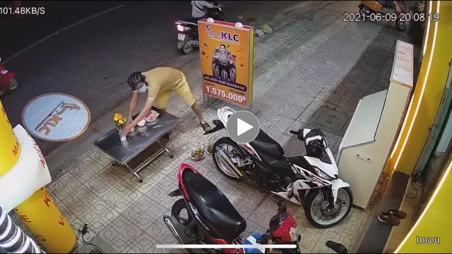 Một pha xử lý "cồng kềnh và khó hiểu" của tên trộm khi xếp đồ ăn ra và chỉ lấy mỗi cái bàn mang về
