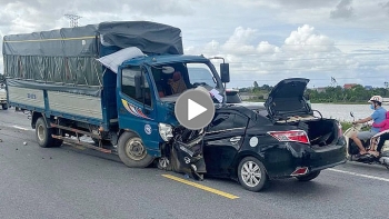 Ô tô con lấn làn ‘đấu đầu’ xe tải khiến 3 người thương vong