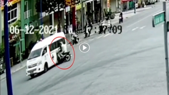 Xe máy phóng nhanh tông ngang xe cấp cứu tại ngã tư