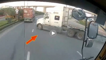 nong mat canh xe dau keo lao ra tu duong nhanh cat mat container