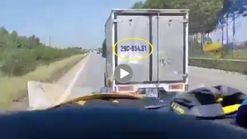 Lại xuất hiện hình ảnh xe tải không nhường đường cho xe cứu thương
