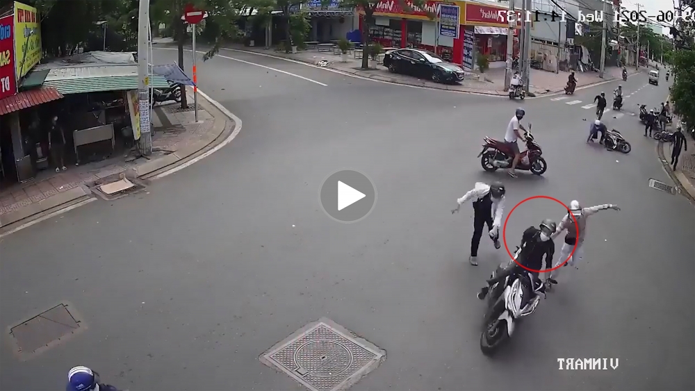 Kịch tính cảnh người dân cùng lực lượng chức năng vây bắt 2 tên trộm xe máy giữa phố