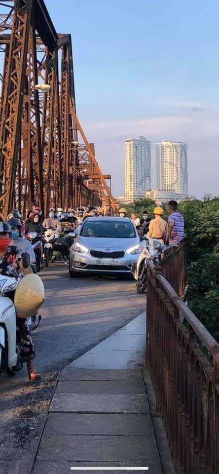 CSGT xử phạt chiếc xe đi lên cầu Long Biên và hành động xấu xí của người đàn ông say xỉ ép xe khác lùi