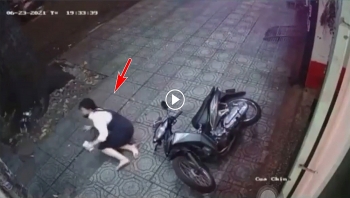 Cô gái mặc váy 'tung cước' hạ gục tên trộm xe máy