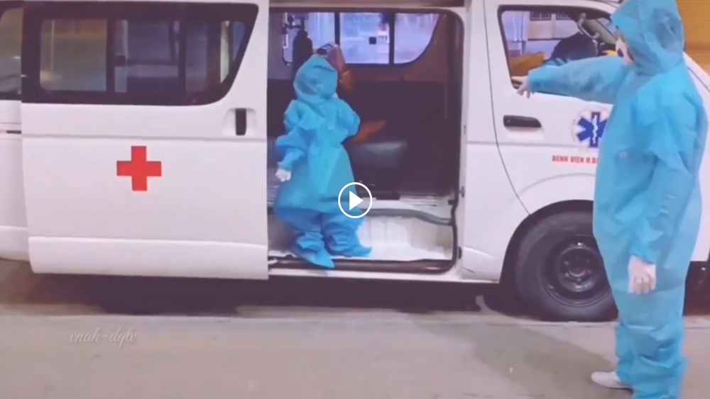 “Thiên thần nhỏ” mặc đồ bảo hộ thùng thình, một mình lên xe cấp cứu