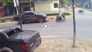 “Nữ ninja” sang đường ẩu bị xe bán tải tông trúng