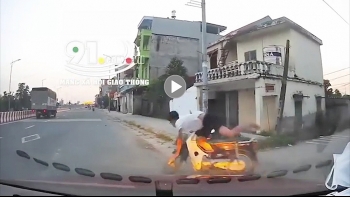 Khoảng khắc va chạm kinh hoàng giữa ô tô và nam thanh niên đi xe máy