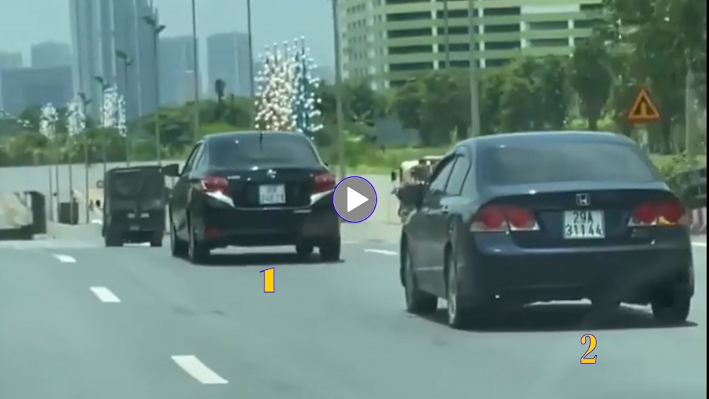 Hai ô tô “so kè, chèn ép” lẫn nhau trên đường cao tốc