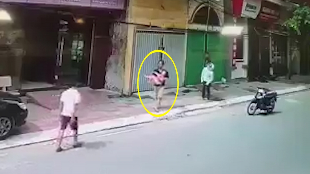 Khoảnh khắc người đàn ông hứng đỡ bé gái rơi từ lan can tầng 2