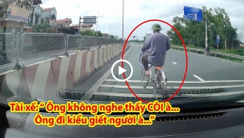 Cụ ông đi xe sang đường không quan sát khiến tài xế ô tô phải dừng lại nhường đường