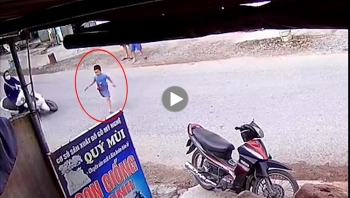 Cô gái đi xe máy trượt ngã vì phanh gấp tránh em bé chạy qua đường