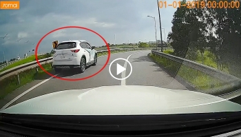 Tài xế xe Mazda liều lĩnh lùi xe với tốc độ cao tại lối ra cao tốc