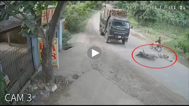 Khoảnh khắc va chạm giữa xe ben và xe máy khiến 1 người nguy kịch