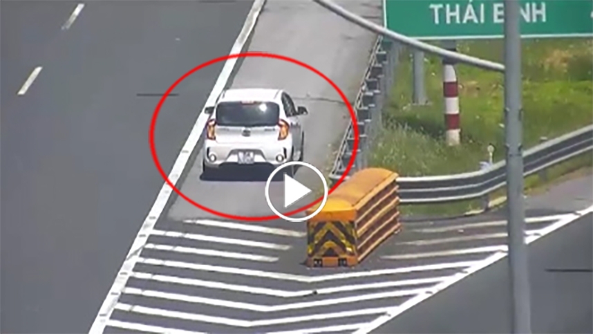 Đi quá lối rẽ, tài xế cho xe lùi trên cao tốc Hà Nội - Hải Phòng