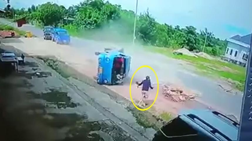 Nữ tài xế lái xe tải chở 2 mẹ con vượt ẩu khiến xe lật nghiêng giữa đường