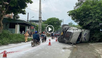 can canh xe container cho axit bi lat giua duong